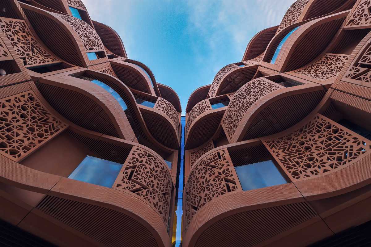 Được khởi xướng vào năm 2006, Thành phố Masdar là một dự án thành phố được quy hoạch ở Abu Dhabi và hướng tới mục tiêu trở thành thành phố không carbon