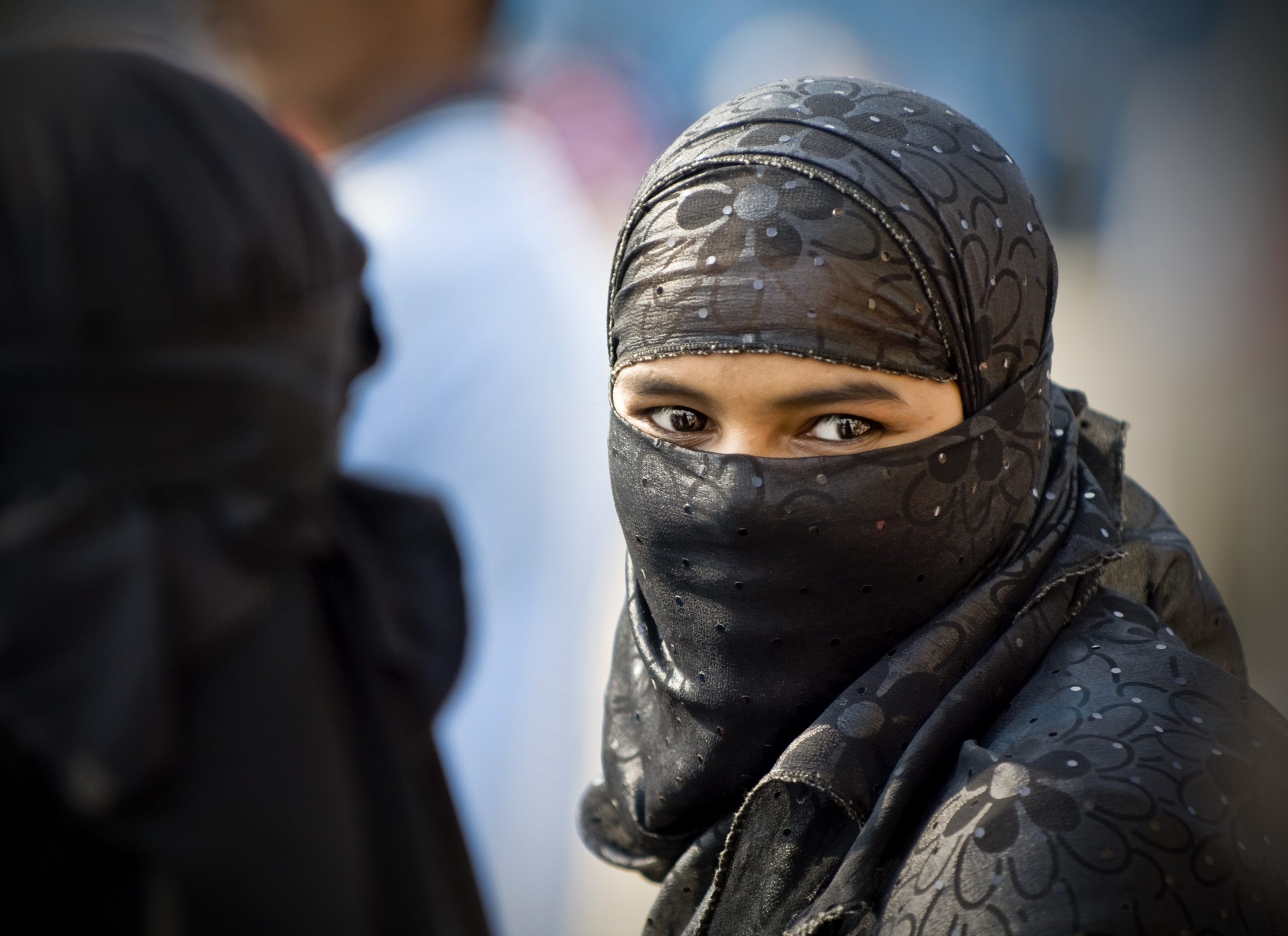 Ngày nay, nhiều phụ nữ chọn mặc khăn trùm đầu, hoặc mạng che mặt, nhưng trước thời của Huda Shaawari, họ không được lựa chọn, mà họ bị ép buộc.