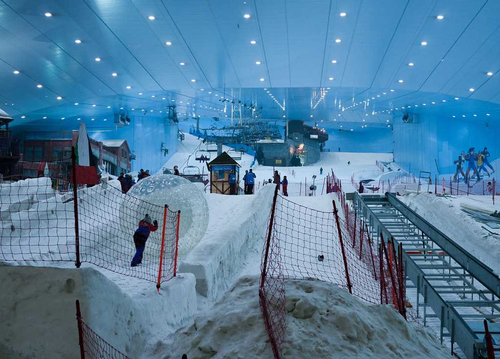Ski Dubai là khu nghỉ mát trượt tuyết trong nhà đầu tiên ở Trung Đông, được trang bị các dốc trượt tuyết hoàn chỉnh với thang máy đưa khách lên đỉnh trượt tuyết.