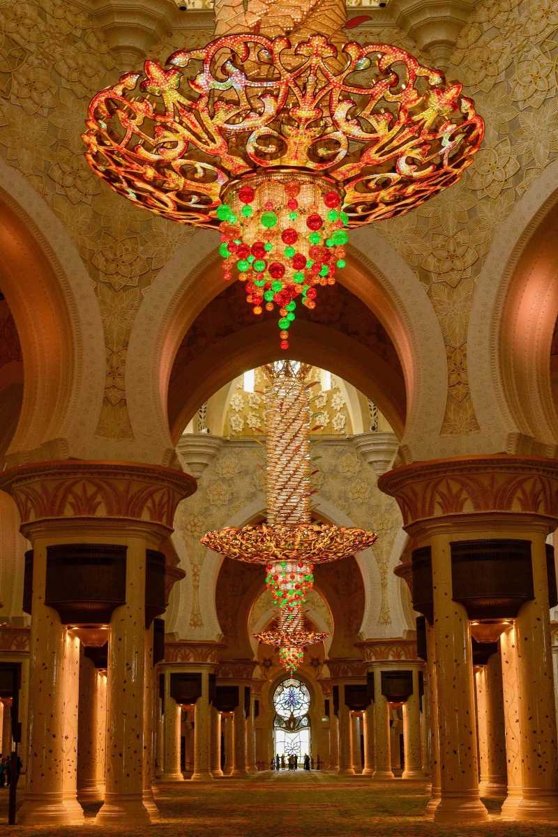 Nhà thờ Hồi giáo Sheikh Zayed Grand ở Abu Dhabi có tấm thảm dệt tay lớn nhất thế giới, được sản xuất bởi Công ty Thảm Iran