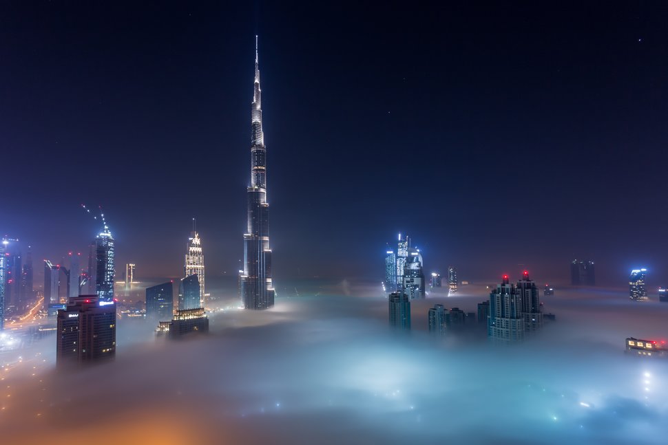 Tòa nhà chọc trời Burj Khalifa - tòa nhà cao nhất thế giới, chiếm ưu thế trong khung cảnh ban đêm của trung tâm thành phố Dubai vào ngày 28 tháng 12 năm 2016. Ảnh: RUSTAM AZMI/GETTY IMAGES