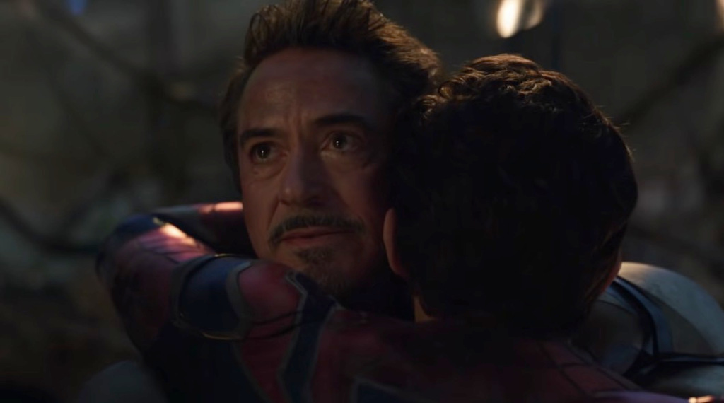 Người Sắt (Robert Downey Jr.) ôm Người Nhện (Tom Holland) trong một cảnh xúc động từ trận chiến cuối cùng của Avengers: Endgame . Nguồn hình ảnh: Marvel Studios