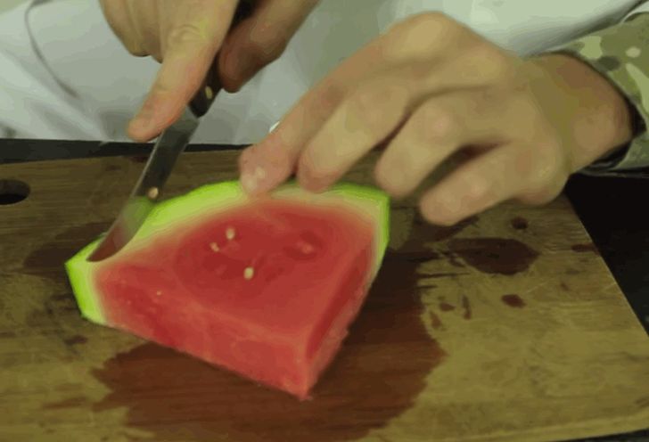 Để ăn dưa hấu dễ dàng hơn, hãy cắt hai góc của mỗi lát.
