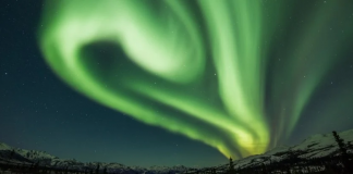 Lần đầu tiên, các nhà vật lý đã xác nhận những làn sóng bí ẩn gây ra cực quang