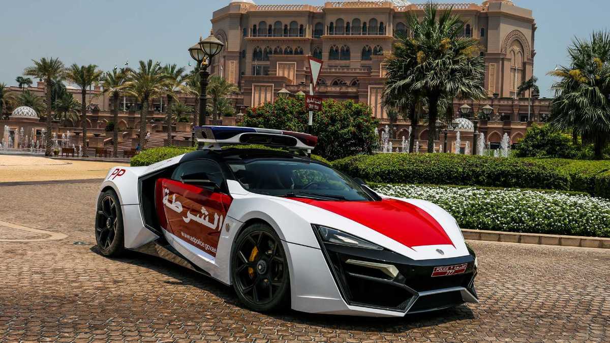 Cảnh sát Dubai có cách làm nổi tiếng hơn bất kỳ lực lượng cảnh sát nào trên thế giới. Họ có một loạt siêu xe như Bugatti, Ferrari, Bentley, Lamborghini, Camaro, Mercedes và nhiều loại khác