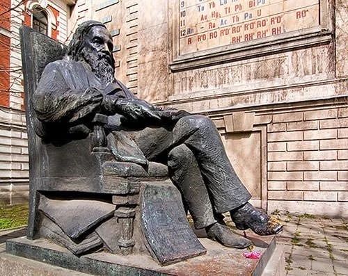 Đài tưởng niệm Dmitriy Mendeleev ở St Petersburg, Nga