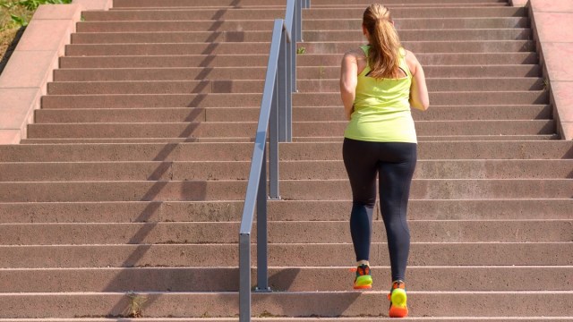 Người phụ nữ đi bộ lên cầu thang để tập thể dục