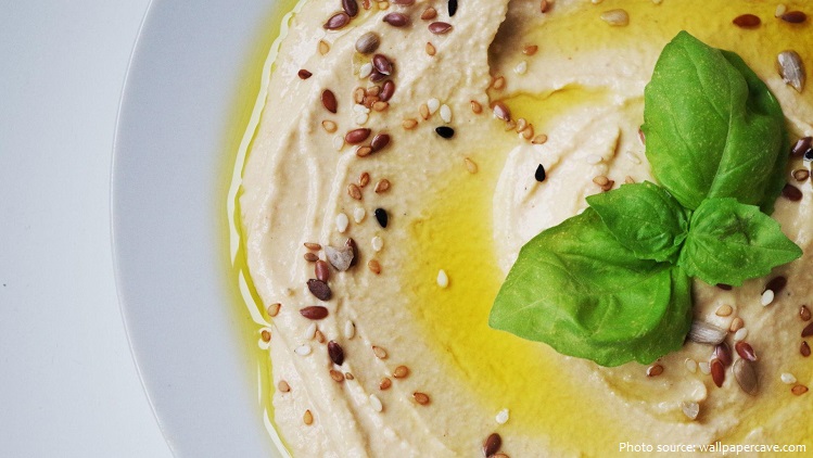 Hummus là một món nhúng phổ biến ở Ai Cập, nơi nó được ăn với pita, và thường được nêm nếm với thì là hoặc các loại gia vị khác.