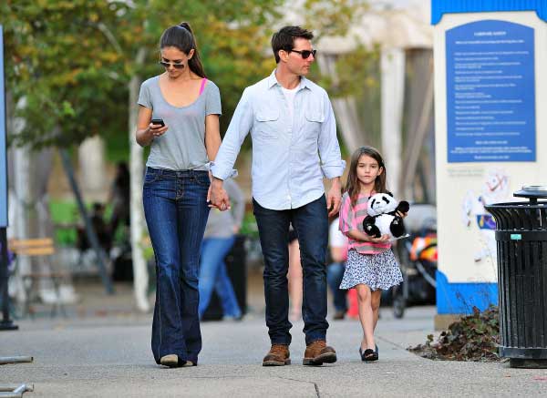 Tom cùng con gái Suri và Katie Holmes Tom cùng con gái Suri và Katie Holmes