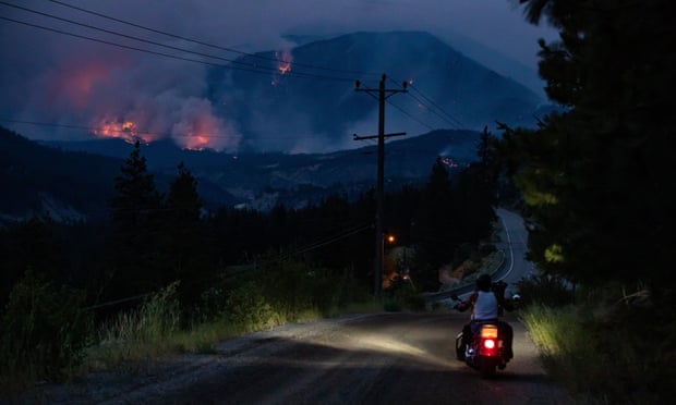 Một đám cháy rừng bùng cháy trên một sườn núi ở Lytton, British Columbia, hôm thứ Năm. Ảnh: Canadian Press / Rex / Shutterstock