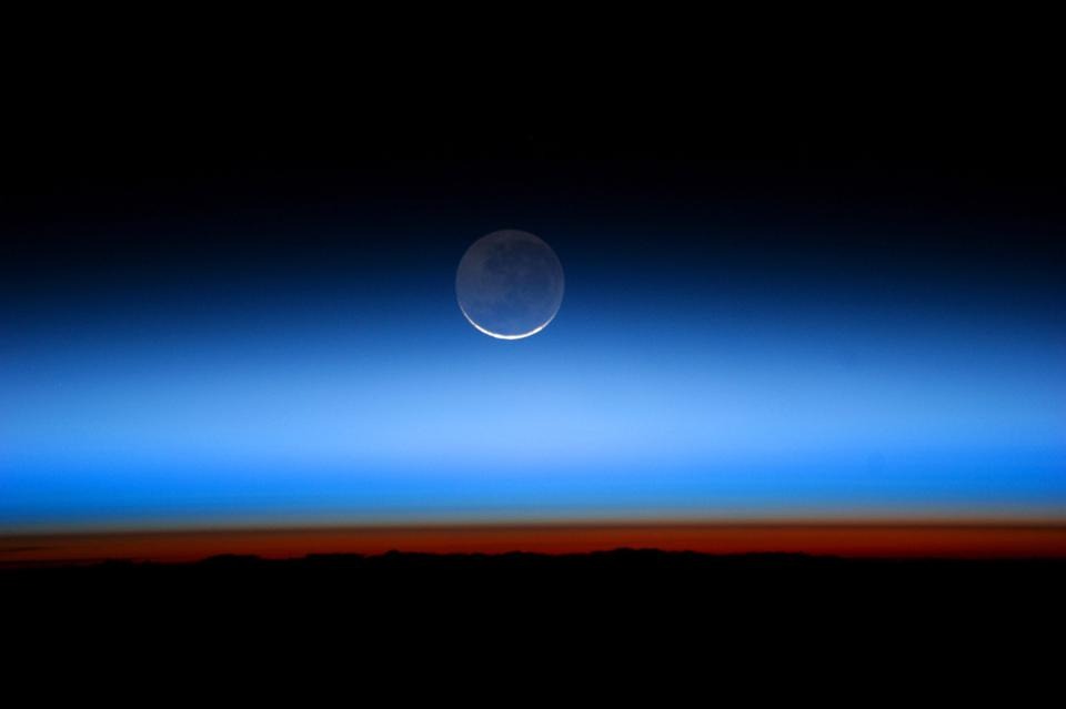 Mặt trăng được nhìn từ góc nhìn phía trên phần lớn bầu khí quyển của Trái đất. 