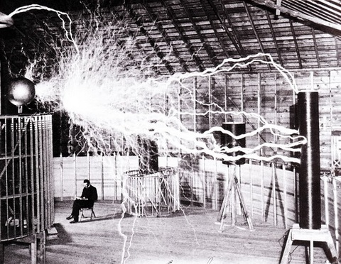 Bức ảnh công khai của Nikola Tesla trong phòng thí nghiệm của ông ở Colorado Springs, Colorado, vào tháng 12 năm 1899. Tesla chụp ảnh với "máy phát phóng đại" của mình, có khả năng tạo ra hàng triệu vôn điện. Chiều dài phóng điện được hiển thị là 6,7 mét (22 feet). Bức ảnh công khai của Nikola Tesla trong phòng thí nghiệm của ông ở Colorado Springs, Colorado, vào tháng 12 năm 1899. Tesla chụp ảnh với "máy phát phóng đại" của mình, có khả năng tạo ra hàng triệu vôn điện. Chiều dài phóng điện được hiển thị là 6,7 mét (22 feet).