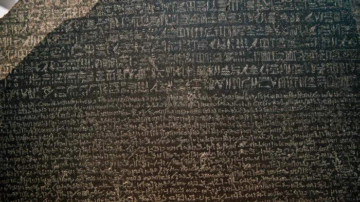 Hòn đá Rosetta được phát hiện vào năm 1799 và có ba dạng chữ viết khác nhau: chữ tượng hình, chữ demotic và chữ Hy Lạp cổ đại.