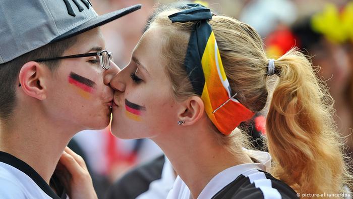 Người Đức không hôn nhau nhiều, nhưng World Cup 2014 khiến hai người này phấn khích