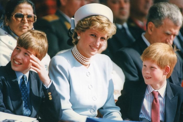 Công nương Diana với các con trai của mình, Hoàng tử William và Hoàng tử Harry, vào tháng 5 năm 1995 Công nương Diana với các con trai của mình, Hoàng tử William và Hoàng tử Harry, vào tháng 5 năm 1995
