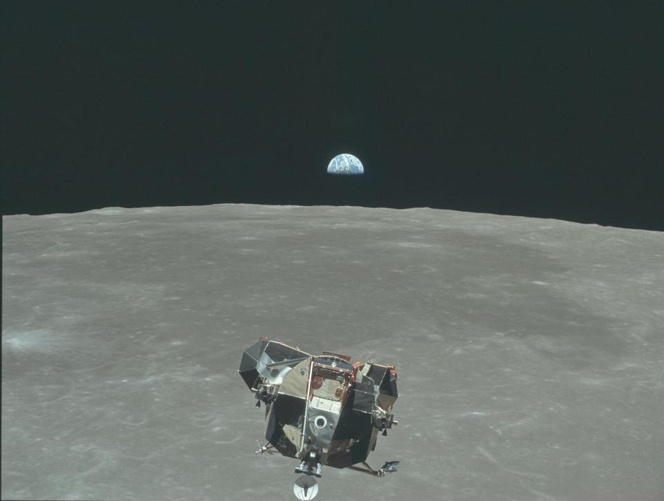 Tàu đổ bộ mặt trăng có thể được nhìn thấy đang quay trở lại mô-đun quỹ đạo với Trái đất và Mặt trăng, từ Apollo 11. Sự khác biệt giữa Trái đất có nhiều khí quyển và Mặt trăng không có khí quyển mang lại một sự tương phản trực quan hoàn toàn. Ảnh: MICHAEL COLLINS / NASA / APOLLO 11