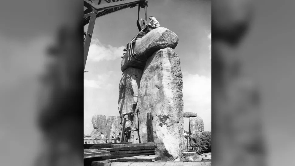 Viên đá cuối cùng được đặt trong quá trình trùng tu Stonehenge vào ngày 9 tháng 7 năm 1958, với cây đinh lăng khổng lồ nằm trên đỉnh của các cự thạch thẳng đứng 57 và 58. Ảnh: PA Images/Alamy Stock Photo