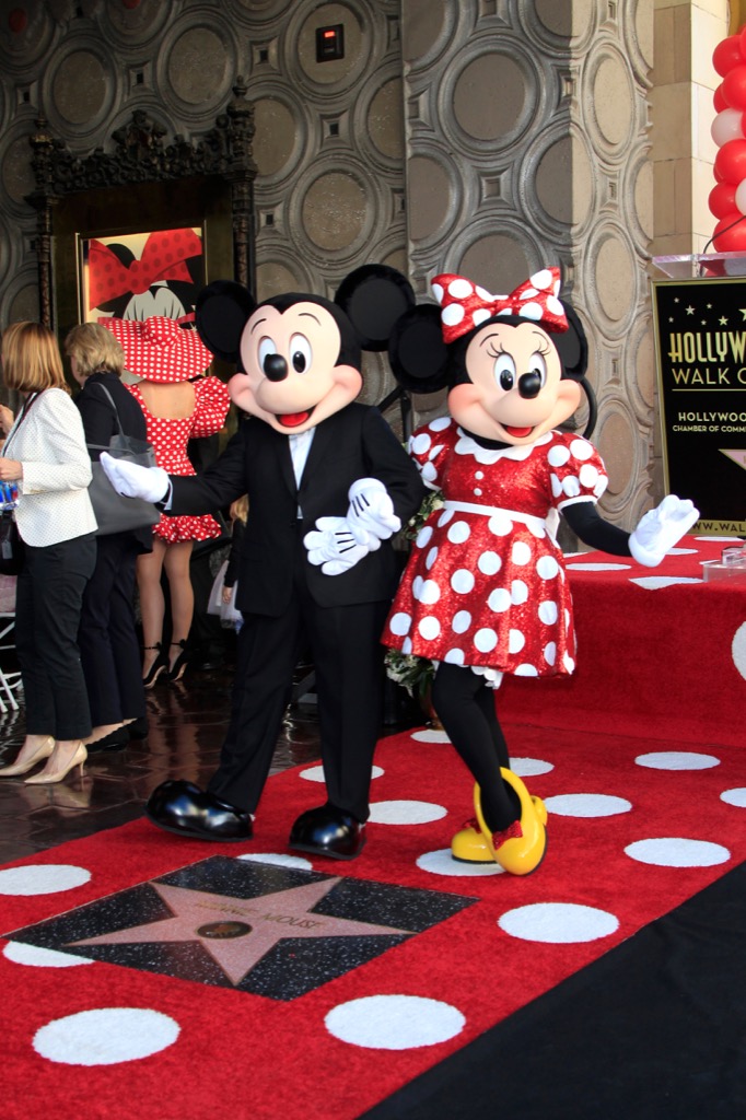Từng là biểu tượng phong cách, chuột Mickey có nhiều thứ hơn trong tủ quần áo của mình ngoài một đống quần đùi đỏ và giày vàng