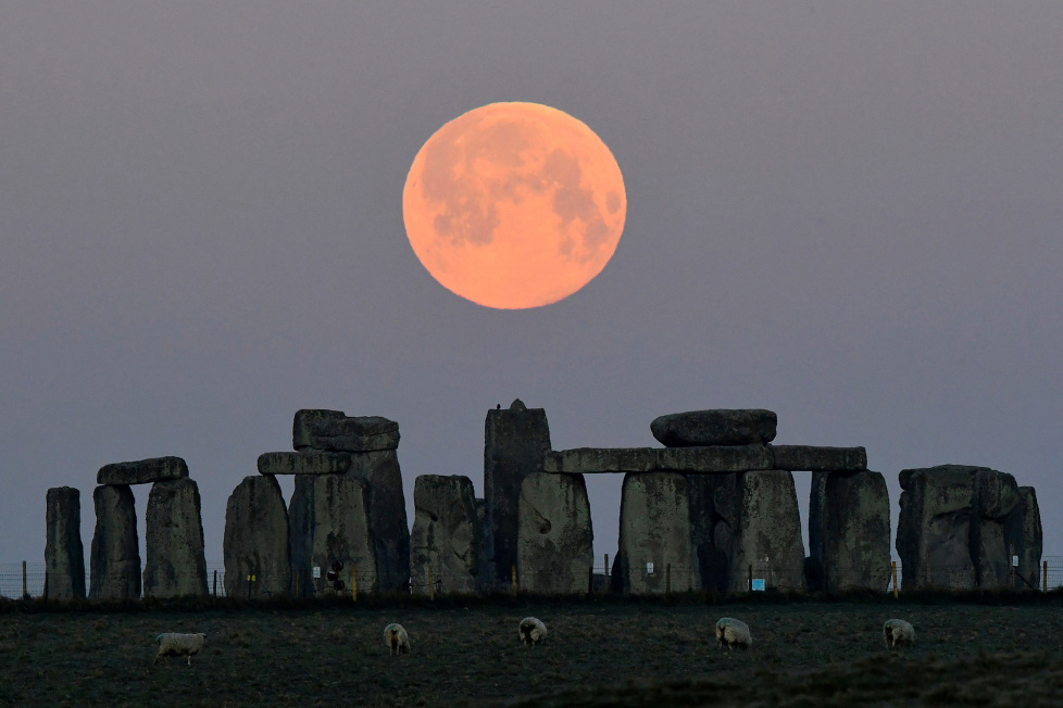 Theo một nghiên cứu mới, những tảng đá Stonehenge gần 2 tỷ năm tuổi. Ảnh: REUTERS // Toby Melville