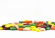 Kẹo cao su có chứa nhựa không?