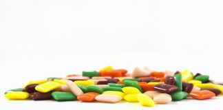 Kẹo cao su có chứa nhựa không?