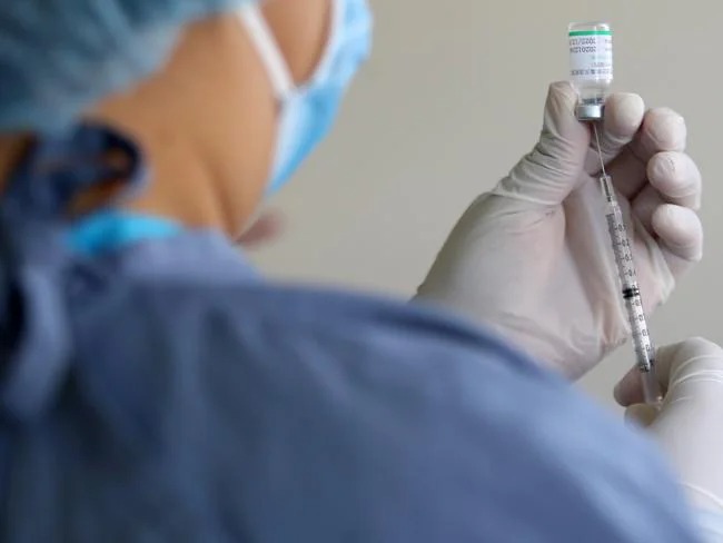 Một bác sĩ chuẩn bị tiêm vắc xin để tiêm cho một nhân viên y tế vào tháng 2 năm 2021 tại Lima, Peru. Hình ảnh: Raul Sifuentes / Getty Images 