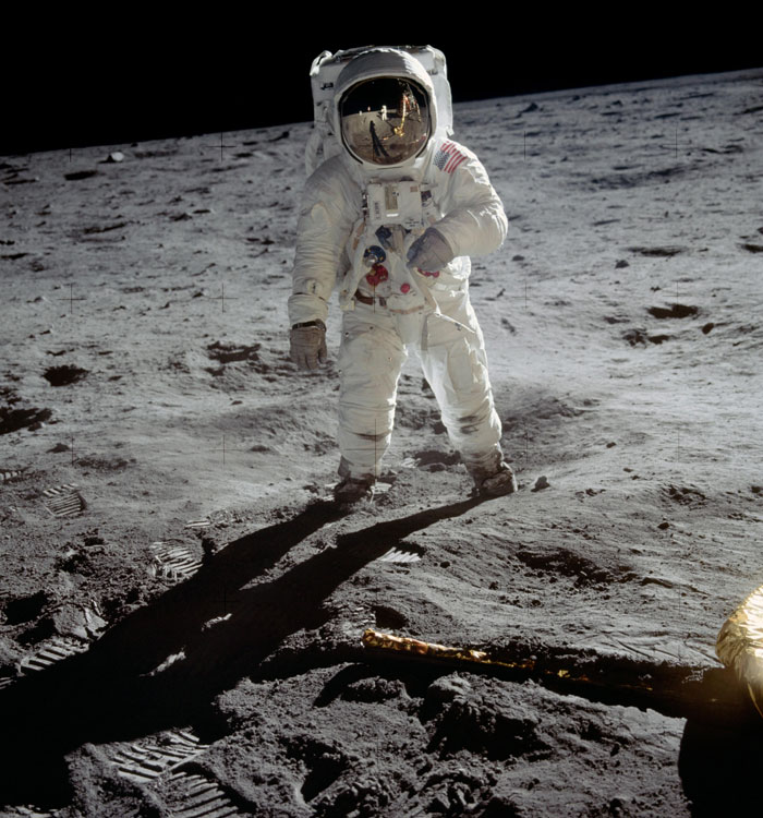 Phi hành đoàn đã để lại khoảng 100 món đồ trên Mặt trăng như một biện pháp tiết kiệm trọng lượng. Danh sách không chỉ bao gồm ống kính TV và chất thải cơ thể, mà còn cả những đôi giày khét tiếng