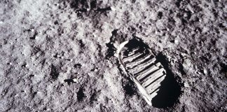 Những bước đầu tiên trên mặt trăng không khớp với giày của Neil Armstrong, sự thật là gì?!