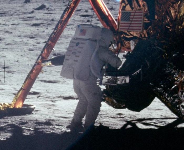 Bức ảnh đủ người duy nhất của Armstrong trên mặt trăng