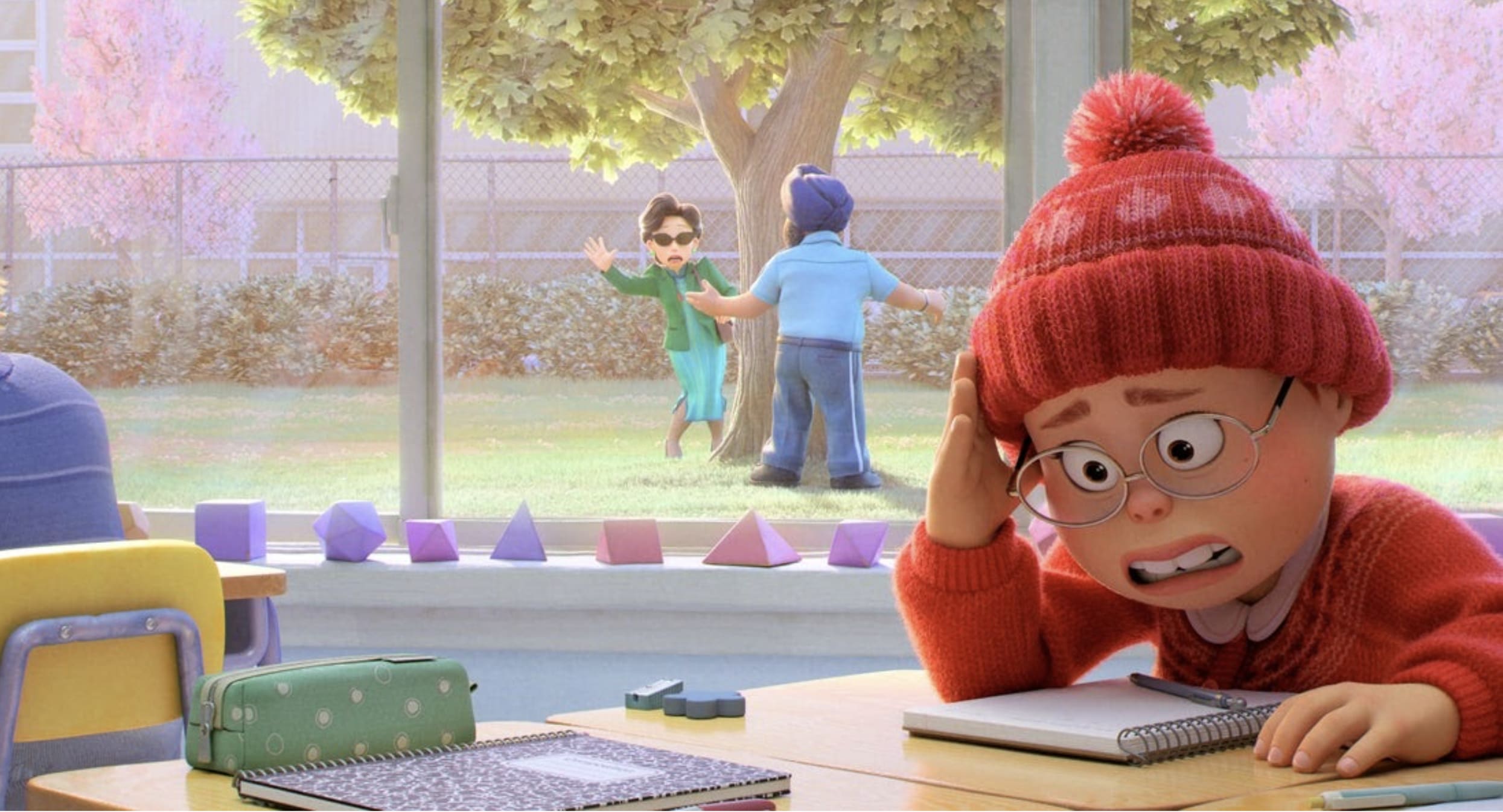 Mei giấu mặt trong sự xấu hổ khi bị mẹ bắt gặp theo dõi cô ở trường trong bộ phim Turning Red của Disney và Pixar