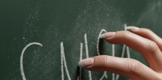 Tại Sao Nghe Móng Tay Cào Bảng Lại Rùng Mình? Giải Thích Khoa Học