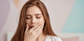 Tại Sao Nhìn Thấy Ai Ngáp Bạn Cũng Ngáp Theo? Khoa Học Giải Thích